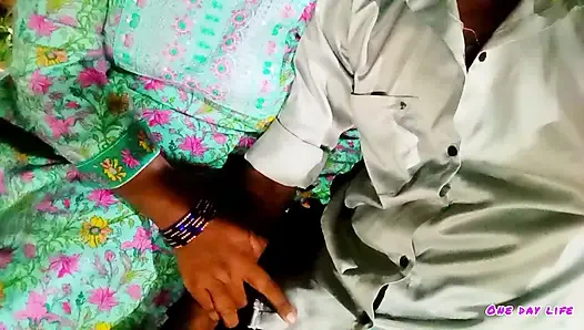 Genç oğlan oyun alanında egzersiz yapan tamil evli kadınla seks yapmaya çalışıyor