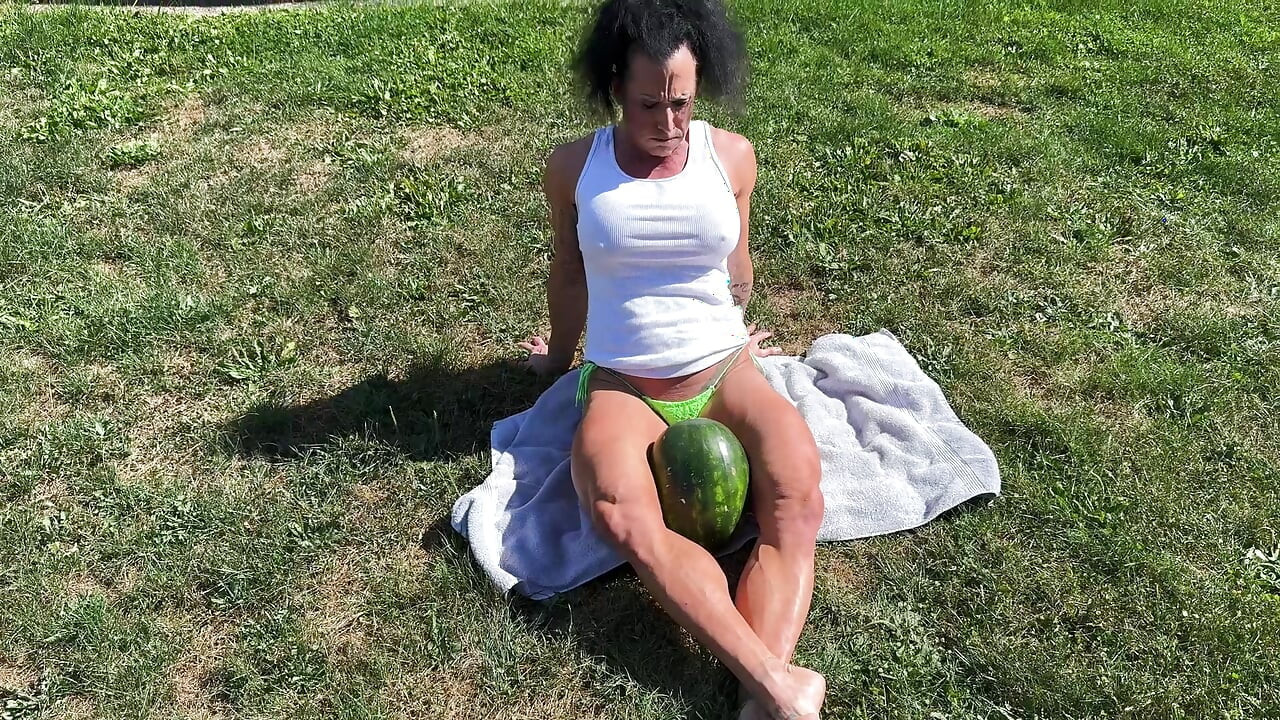 Mamă sexy musculoasă Kandys Pepene verde Zdrobire dominare