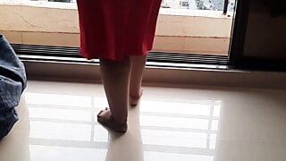Indische durf - naakt op de trappen van het gebouw