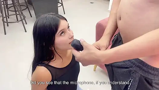 Ich bringe meiner verdammten stiefschwester bei, wie man singt, um dafür meinen riesigen schwanz in sie zu stecken