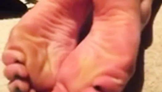 wrinkled soles and toes stretch
