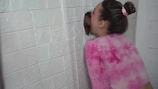 Penisi her harekete tepki veren duvardaki bir delik