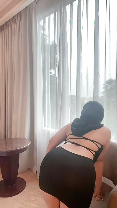 Hijab indo memakai pakaian tanpa belakang