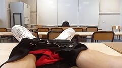 Ders revizyonu sırasında okulda azgın, bu Fransız-Asyalı öğrenci herkesin içinde yarağını çıkarıyor, riskli bir üniversitede mastürbasyon yapıyor