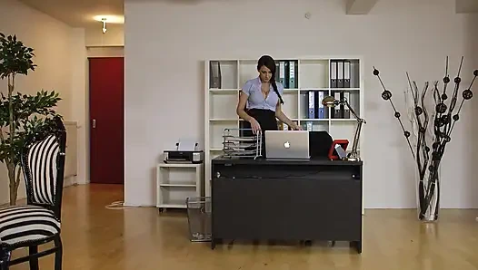 Cewek hot rambut pirang dan rambut cokelat lagi asik ngentot kontol di sofa