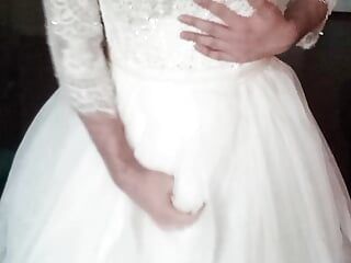 Vestindo e gozando com a roupa de noiva completa (vestido de noiva, sapatos, sutiã, saia, meias e alças)