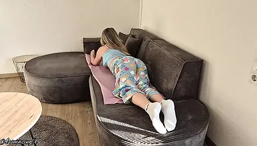 Omg! So eng! Stiefschwester in süßem Pyjama hatte noch nie einen Anal Creampie zuvor in ihrem dicken Arsch