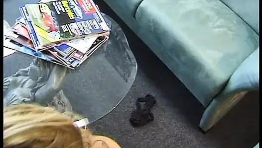 Güzel azgın orta yaşlı seksi kadın bu yarağı profesyonel fahişe gibi emiyor