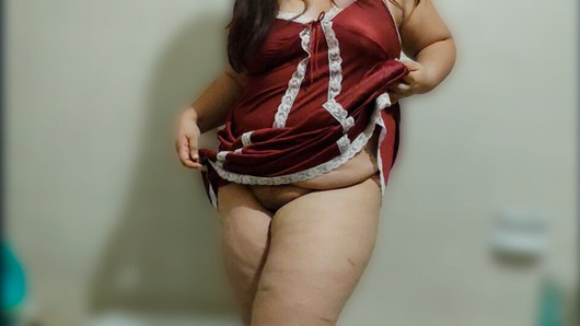 Menina gorda se masturba na banheira usando um vestido vintage