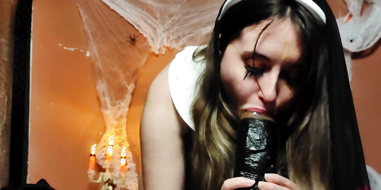 Freira chupando um enorme vibrador preto com muita saliva