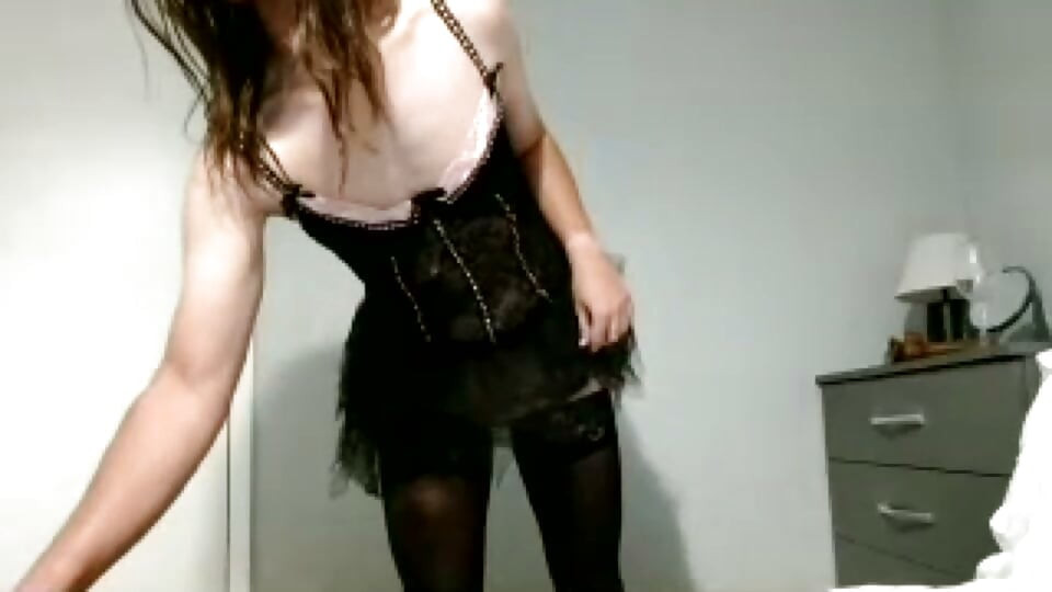 Sissy crossdresser v prádle stříká