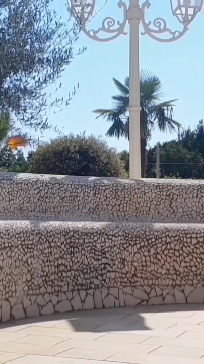 Selena posando al aire libre y sexo en tacones