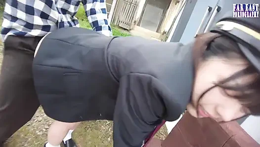 Her sıcak damlanın tadını çıkaran kısa saçlı tatlı kızla trenle azdırma randevusu.2