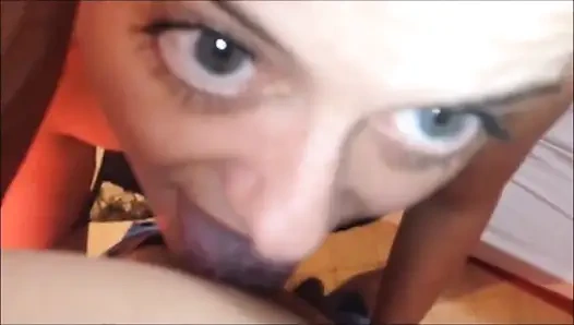 108 - weiße MILF lutscht arsch und schwänze und fickt im seidigen kleid