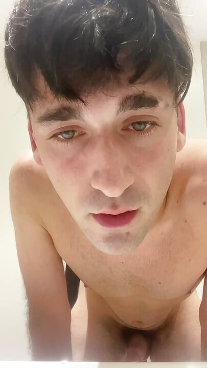 Napaljeni strejt tip masturbira svoj debeli kurac i jede vlastitu spermu