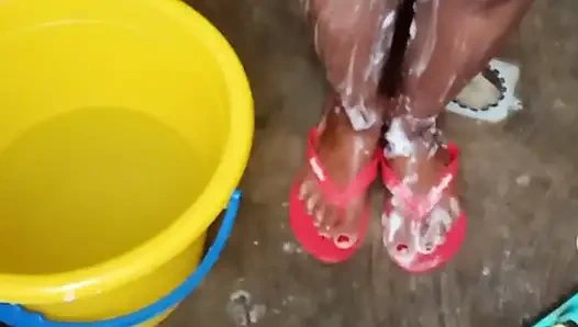 Eine badewanne in ein traditionelles badezimmer im dorf bekommen.