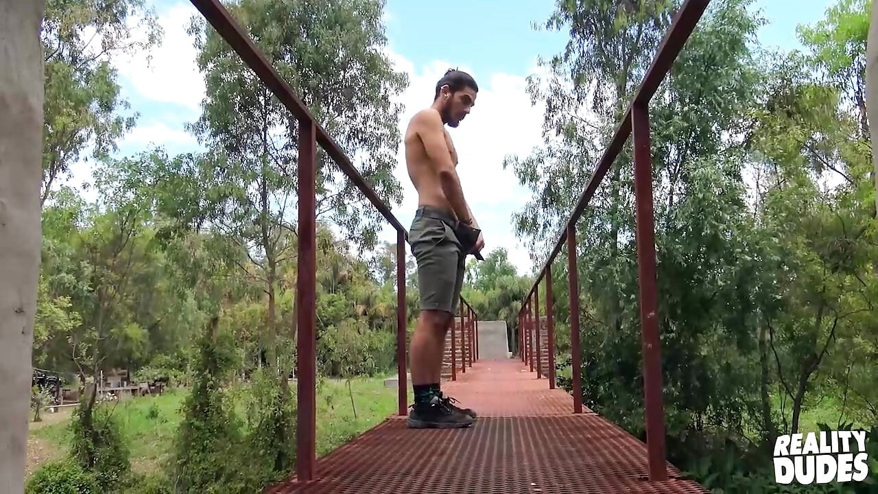 リアリティ・デューズ - エル・サントスとエミの屋外での関係が情熱的なオーラルと激しいプールサイドセックスで熱を帯びる