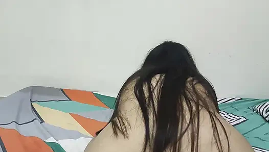 Возбужденная индианка Saara мастурбирует себя, очень горячее XXX видео