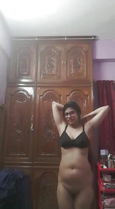 Dr Sadia mere anuyayiyon ke lie nagn vidiyo bana rahi hai