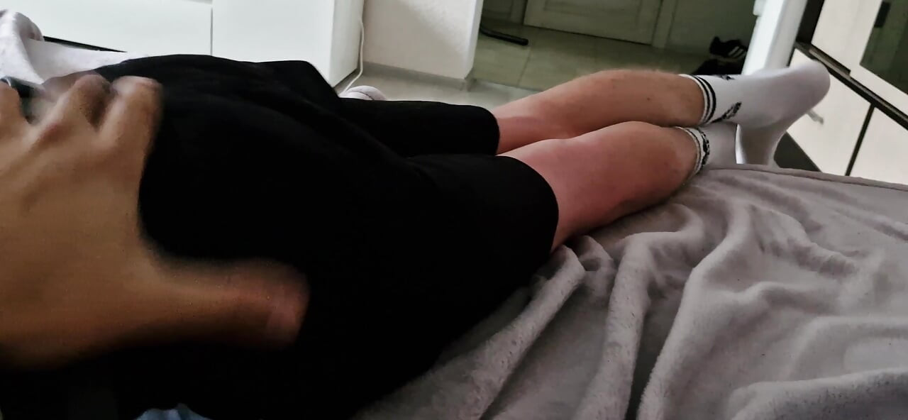 Monstruozni kurac s ogromnom glavom i debljinom ne ide u usta, ali jako željan svršiti sa spermom