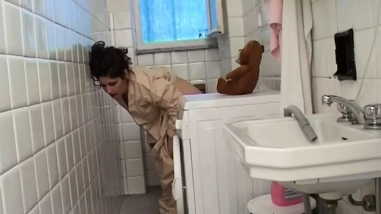 性感的家庭主妇在淋浴时自慰，因为她很惊讶并被邀请与一个大鸡巴进行狂野性爱