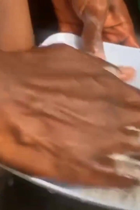 Sevimli tatlı yarağıyla bulaşıkları yıkadı