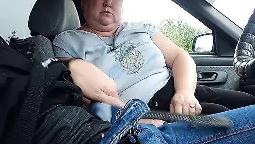 Orta yaşlı seksi kadın ben boşalana kadar arabada yarağımı sıvazlıyor