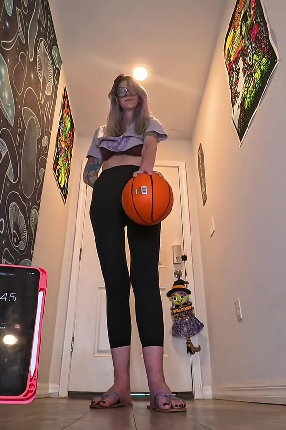 6'7 Tall Goddess One-handed Basketball Hold Challenge How Long Can These Huge Hands Dominate?