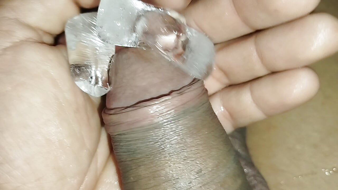 Đá lạnh lên dương vật