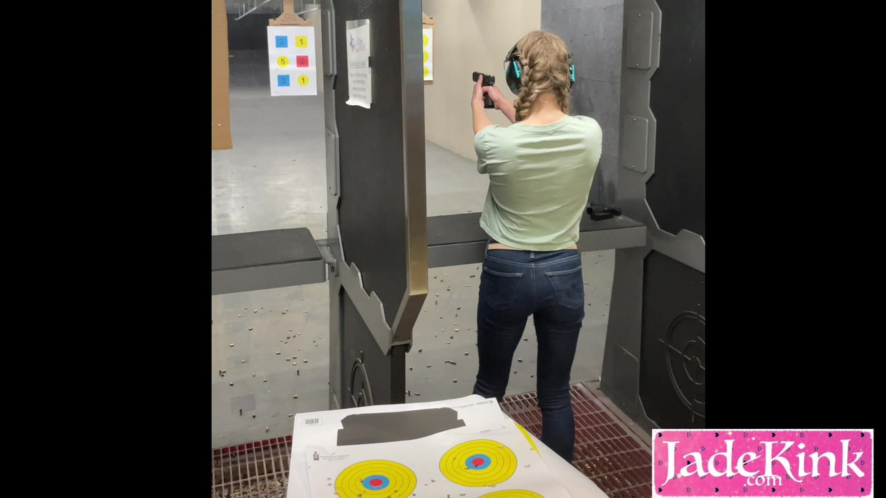 射撃場での変態的な彼女とのセックス