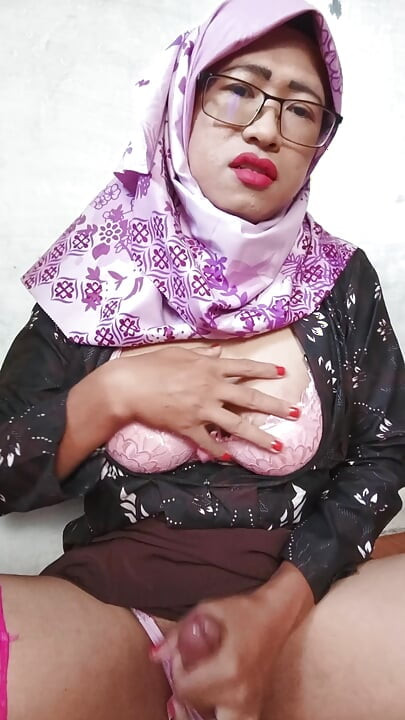 Waria berhijab lagi asik nyepong dan masturbasi pakai dildo