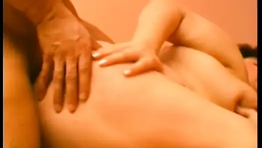 Si cewek gendut dan wanita dewasa ini berbagi satu kontol ngaceng saat seks threesome liar