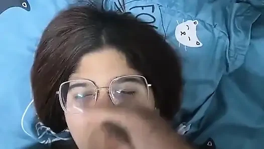 Yüzünü ve ağzını sütle dolduran canlı