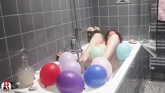 Принимая ванну и играю с воздушными шариками