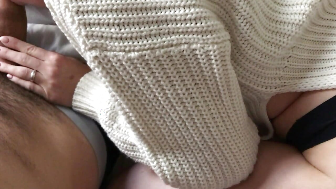 友達の奥さんが僕のペニスに乗る。彼女は本当の女です