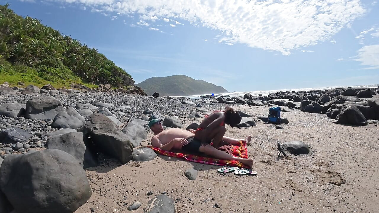 Потерянное между приливами и друг другом - возбужденная чернокожая милфа скачет на своем любовнике