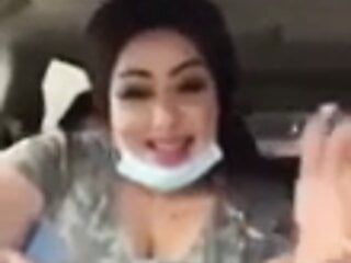 Eine muslimische Frau singt sexy