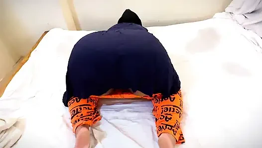 Üvey oğul Arap ateşli üvey annesini parmaklarken ve aşırı fışkırtırken yakalandı... Külot içinde sonra domaltmalı anal ve ıslak amcık sikişine yardım ediyor