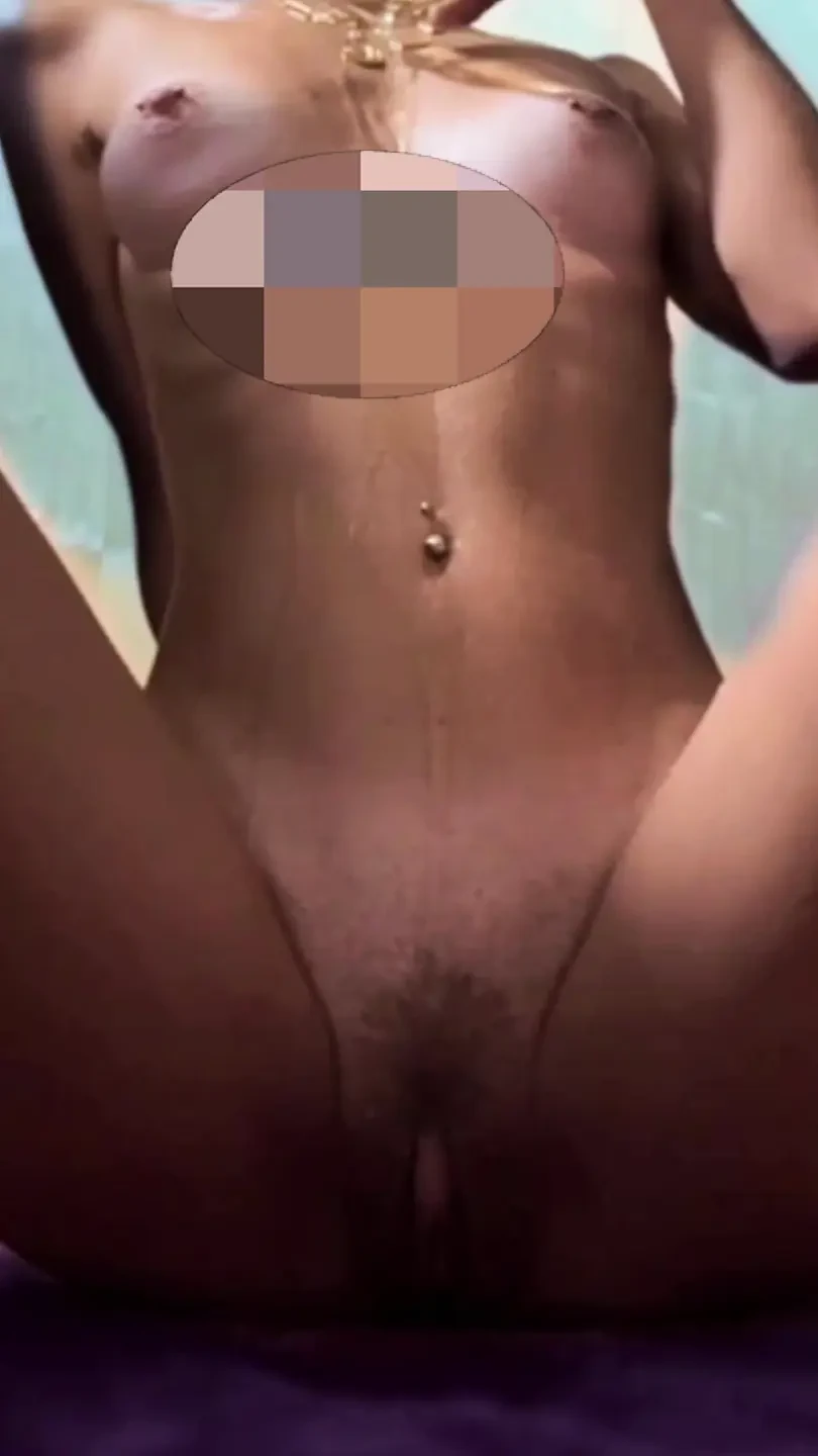 I piss in the glass and sprinkle my whole body until I squirt with pleasure