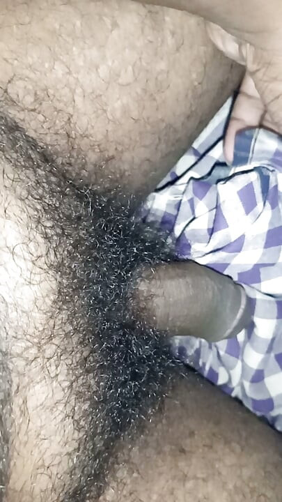 Ik ben de Indische Desi die een groot zwart poesje neukt met zoenende lippen