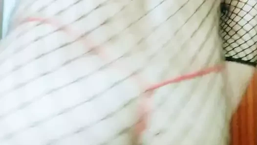 Bailando cumbia muy cachonda en mi casa con medias de rejilla y tanga que perfore para que salga mi pollla