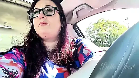 Parlak bir dokunuşla güneşli gün sürüşü: pedal pompalama eğlencesi: bella blast ile seyir