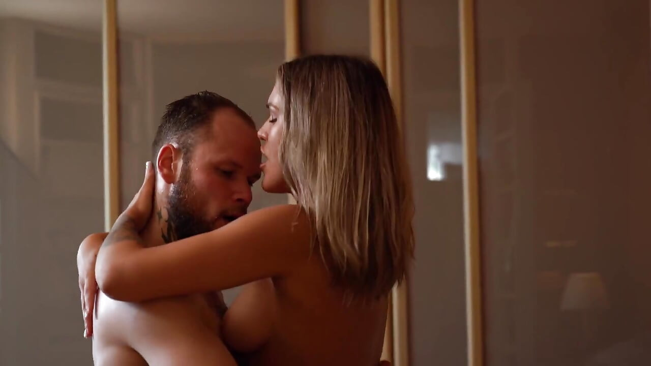 Voordat ik naar het werk vertrok, neukte mijn man me onder de douche en maakte mijn hele lichaam af