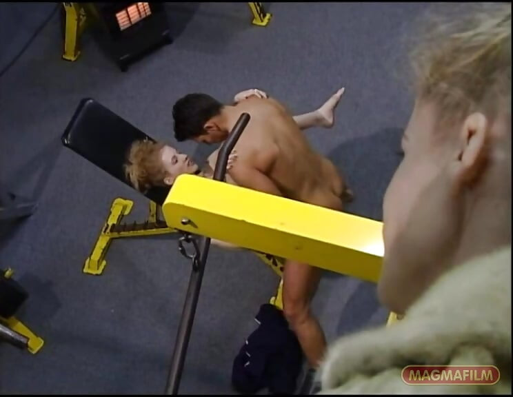 Schneller fick im fitnessstudio, während zwillinge stiefschwester zuschaut