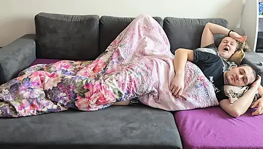 Возбужденный муж трахает свою пухлую жену – просмотр телевизора превращается в секс горячей пары