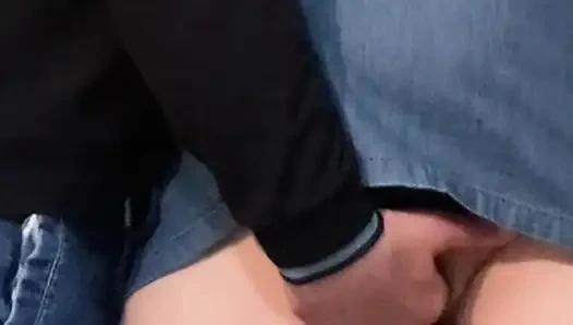 Orang asing menyentuh celana dalamku di bawah rok - tangan mesum di depan umum