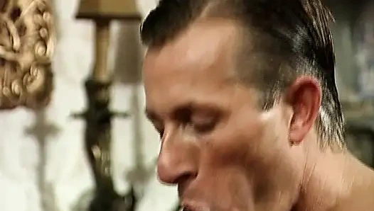 Klasik Alman bayanlar büyük sert yarakla ateşli üçlü seksin tadını çıkarıyor