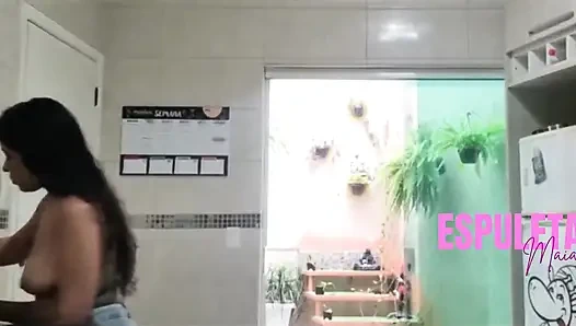 Горячая брюнетка по-другому готовит - обнаженная для соседей.