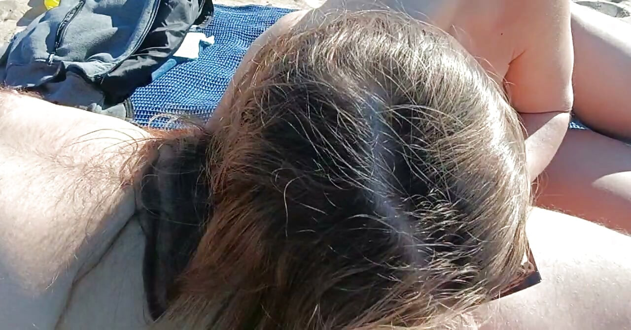Stepdaughter publicly gives her stepfather a blowjob on the beach.