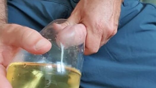 マスターラモンはシャンパンミルクドリンクを扱い、感謝してひざまずいて、グラスから最後の一滴を取り出します!